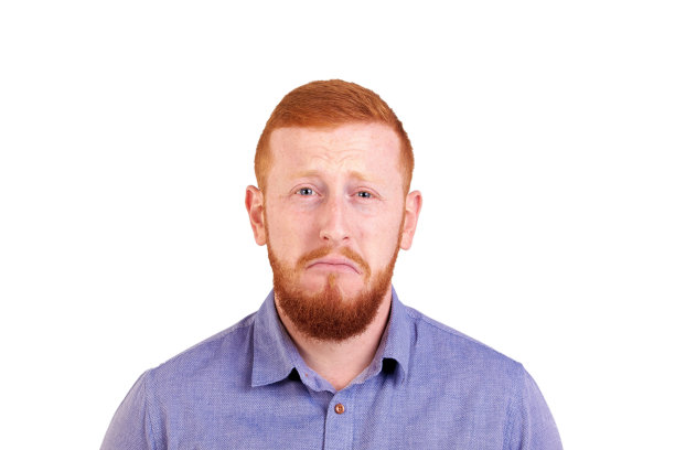 红发男人，长胡子，蓝色背景，悲伤和沮丧的表情图片下载