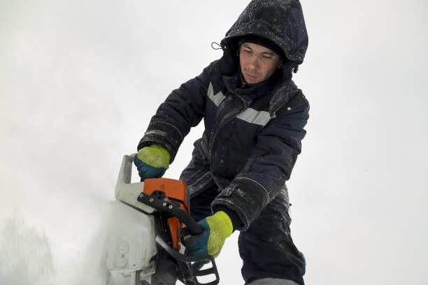 工人用汽油锯切割冰板图片下载