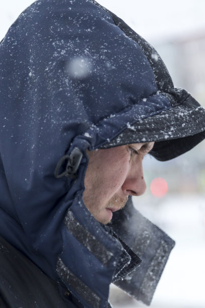 建筑工地安装工的侧面肖像图片下载