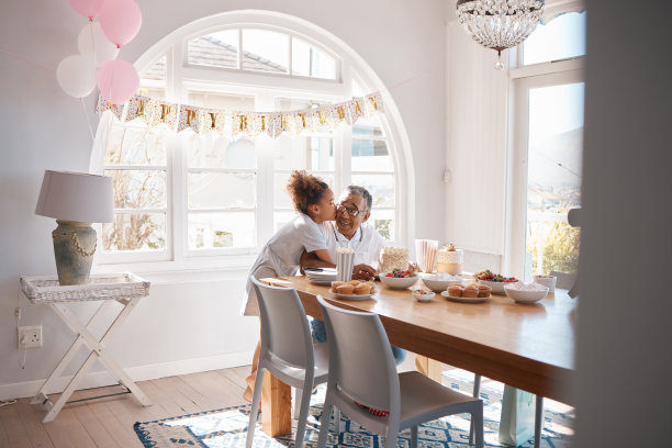 这张照片拍摄的是一个孙女在家里的生日聚会上亲吻她的爷爷图片下载