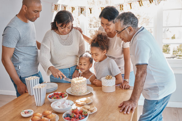 这张照片拍摄的是一家人在家里切蛋糕和庆祝生日图片下载