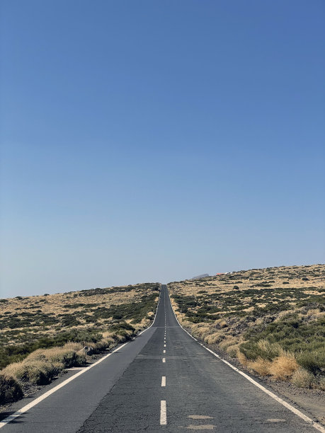 沙漠中的道路。干火山景观图片下载