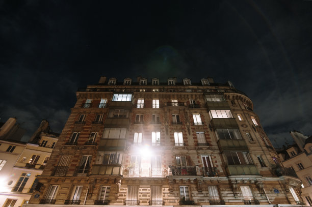 巴黎夜晚的住宅建筑图片下载