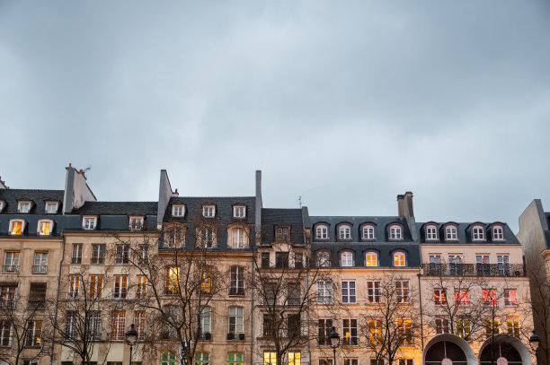 巴黎夜晚的住宅建筑图片下载