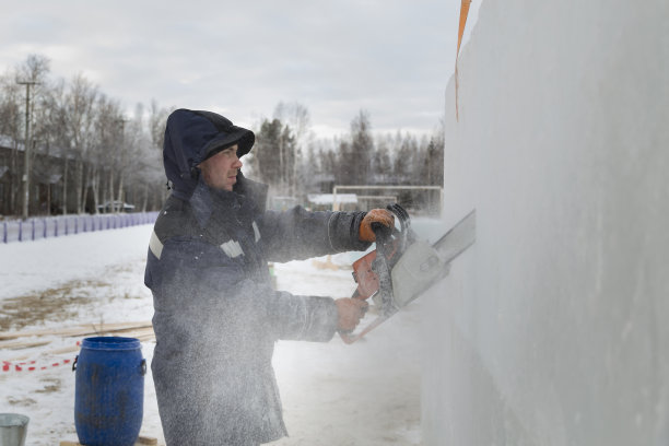 工人用汽油锯切割冰板图片下载
