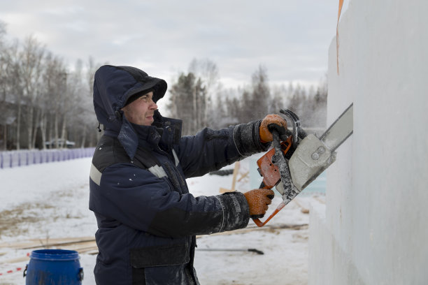 工人用汽油锯切割冰板图片下载