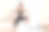 专注的女人用手机伸展腿部肌肉图片下载