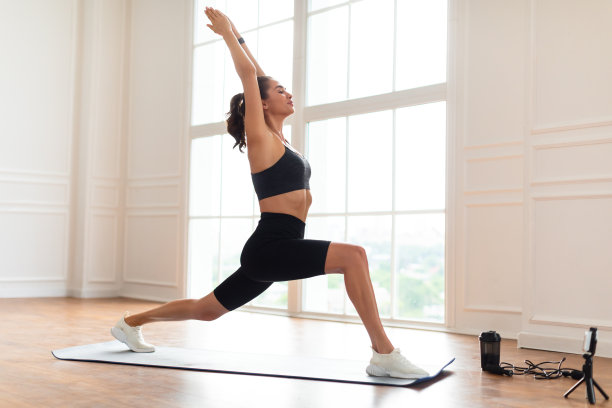 年轻女子在手机前做着向前冲图片下载