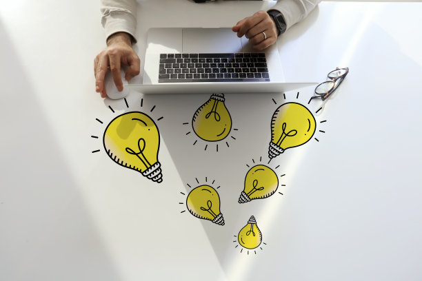 一位商人正在用他的笔记本电脑和象征思想的灯泡寻找新点子图片下载