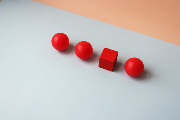 几何图形的概念意象。从人群中脱颖而出。图片下载