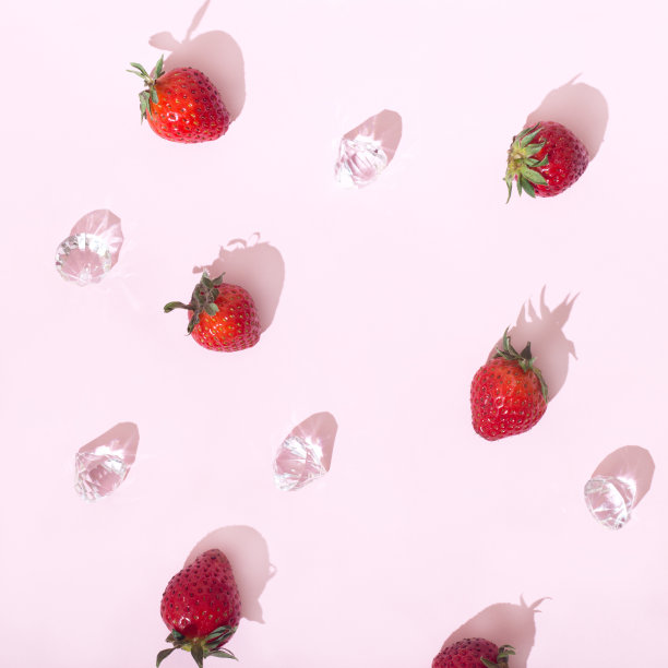 草莓和钻石在柔和的粉红色背景。图片下载