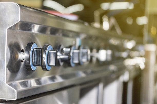 关闭煤气炉或灶具控制面板上的旋钮，以开启或调节燃烧火焰和温度图片下载