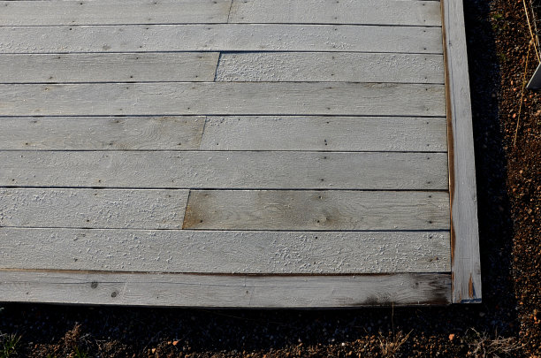 热带木板坡道，配有轮椅，特别适合轮椅使用。盲人专用金属导轨。酒店露台的保安入口。磨光的花岗岩石板旁边的深色长凳。图片下载