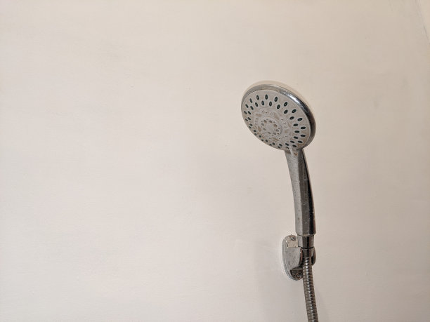 淋浴头白色墙壁背景图片下载