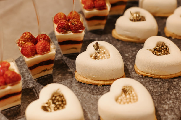 宴会上有美味的蛋糕。图片下载