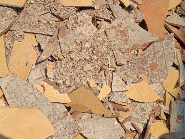 上图为破碎的瓷砖图片下载