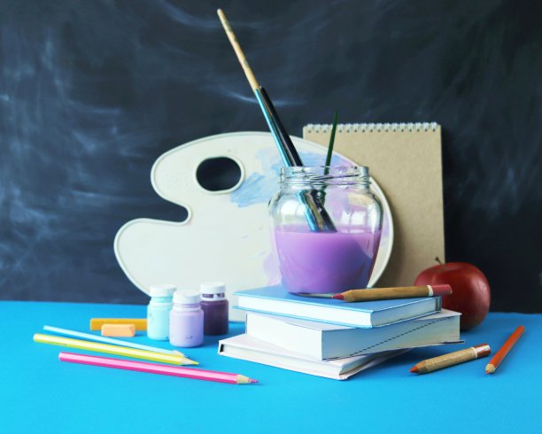 在桌子上画学习用品，在黑板上画一堆书图片下载