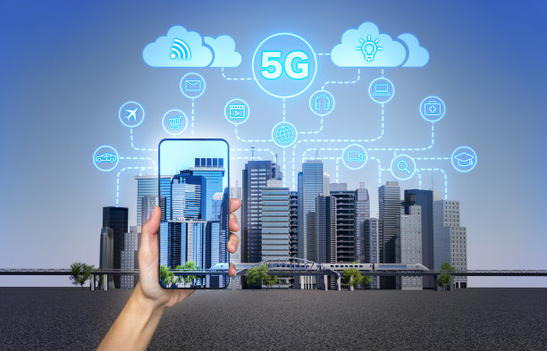 手持智能手机拥有5G网络无线系统，全球网络高速创新连接数据速率技术。图片下载