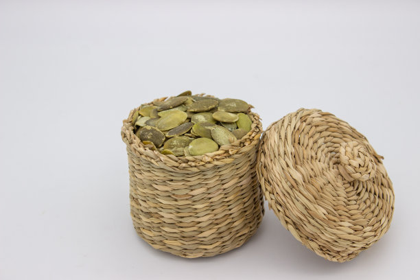 将南瓜子去皮，放入柳条筐内图片下载