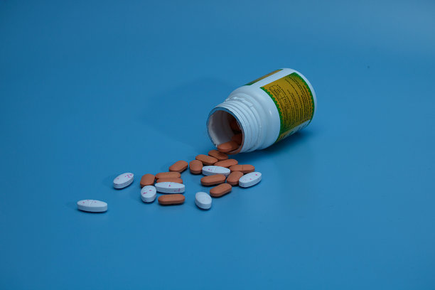 从容器中溢出的药品的特写图片下载