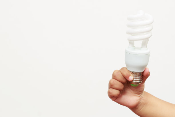 LED灯泡可以为你节省几乎两倍的电费。图片下载