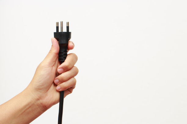 电器插头全部塞满或全部塞在一起。因为在电线中积累的高热有导致短路的危险。图片下载