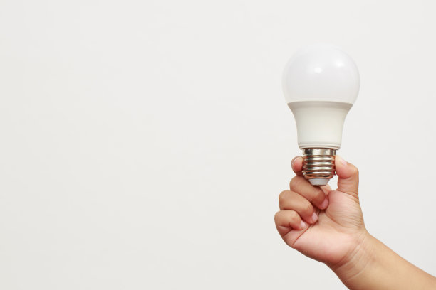 LED灯泡可以为你节省几乎两倍的电费。图片下载