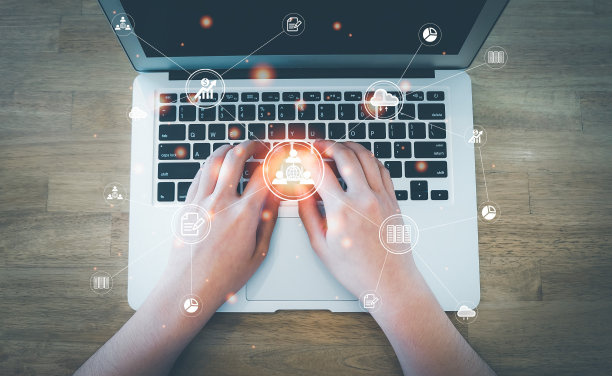 数据库管理和互联网连接的概念，女人在笔记本电脑上打字，云计算，大数据，物联网，网上购物和无现金社会。图片下载