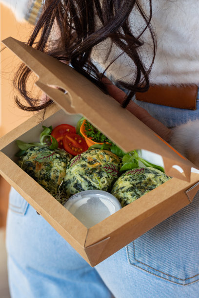 女性的手拿着健康食品的饭盒送餐。图片下载