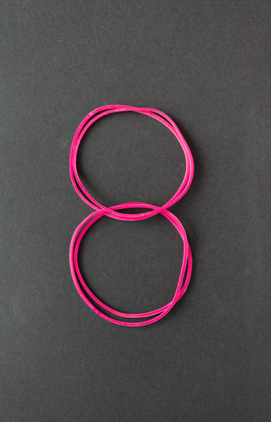 黑色背景上的数字8，用充满活力的粉色发带写着。创意最小平面布局概念。3月8日。图片下载