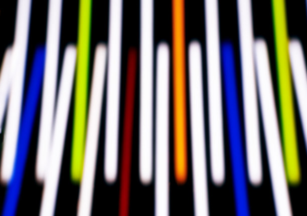 摘要彩色发光抽象条纹孤立的黑色背景。图片下载