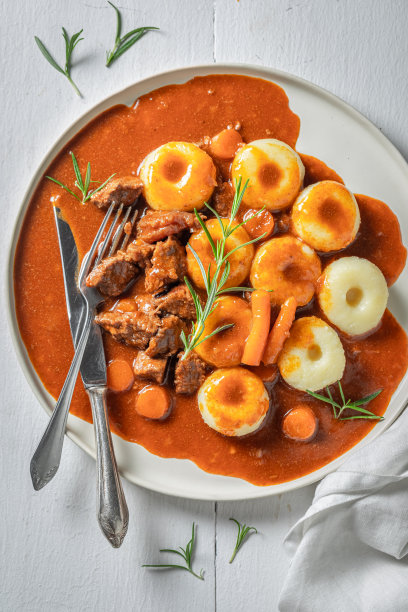 西里西亚面条配烤酱和迷迭香图片下载