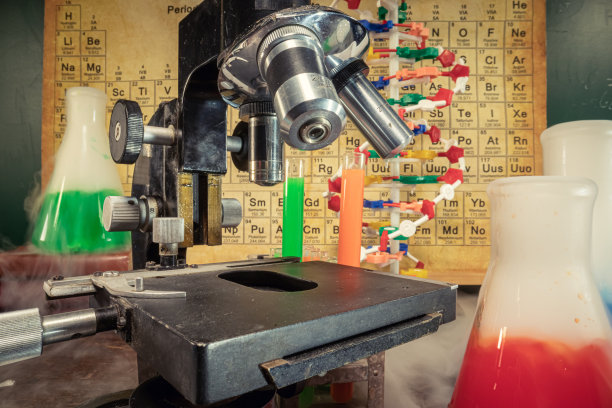 在大学实验室用烧杯检查化学配方。图片下载