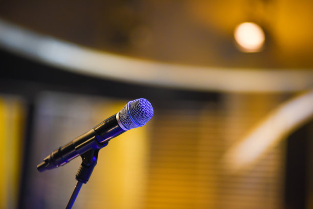 用麦克风传播你的真理图片下载