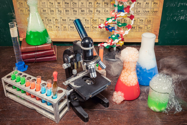 实验室用显微镜进行化学检验。图片下载