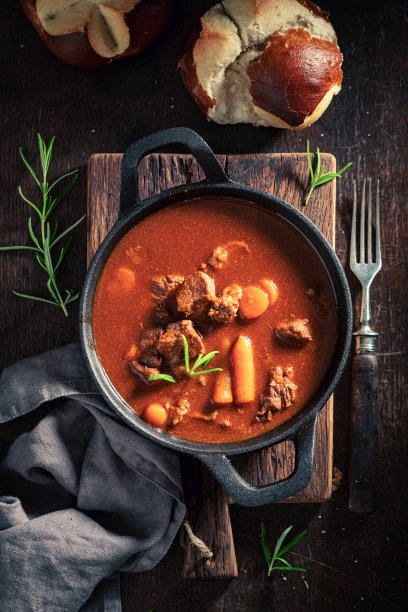 用牛肉和蔬菜做成的辛辣的炖牛肉图片下载