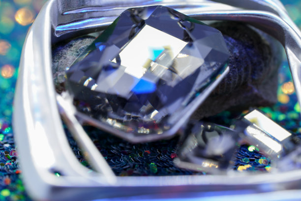 明亮的切割绿色钻石拍摄在工作室与彩色背景图片下载