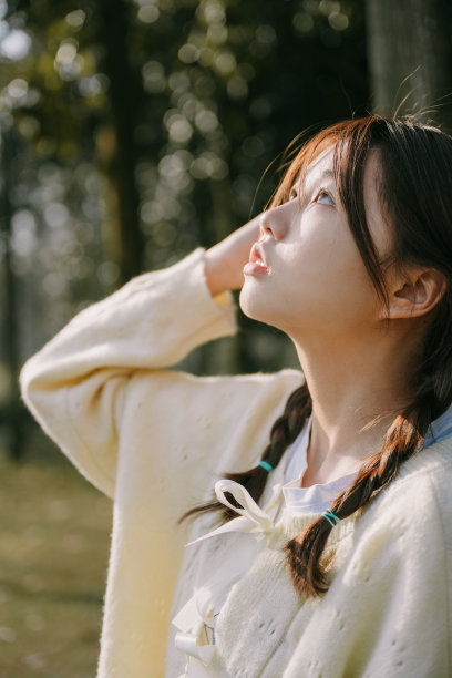 美丽的亚洲女孩在草地上的阳光图片下载