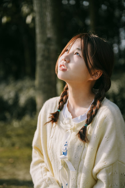 美丽的亚洲女孩在草地上的阳光图片下载