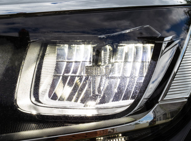 经济和现代的汽车前大灯与LED自适应灯。特写,照亮图片下载