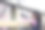 一个亚洲女孩用数码相机拍照。图片下载
