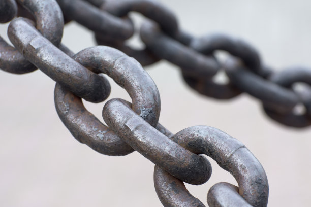 旧铁锚链。生锈的链环对角线散焦。简单的背景。图片下载