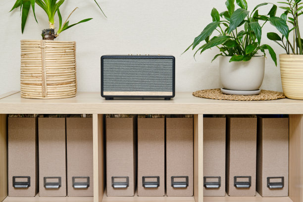 复古风格的原声音乐扬声器。老式设计的老式声柱图片下载