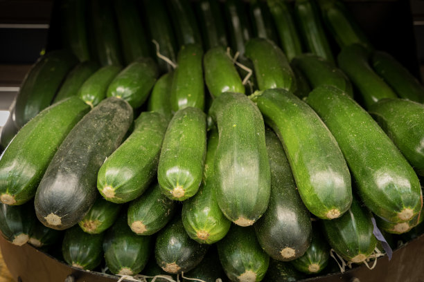 genneville，法国- 01 21 2022:Primeur水果和蔬菜。蔬菜水果店黄瓜的细节图片下载