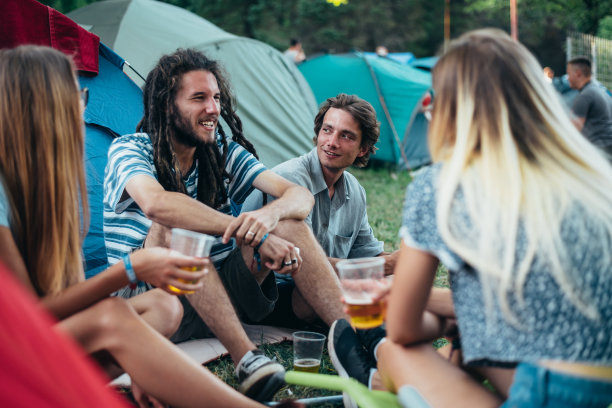 朋友们在音乐节的露营地玩得很开心图片下载