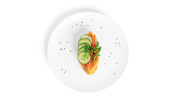 意式烤面包配奶油芝士、三文鱼、黄瓜和芝麻菜叶，白色背景。吐司孤立。三明治孤立。三明治配虾、鲑鱼和奶酪图片下载