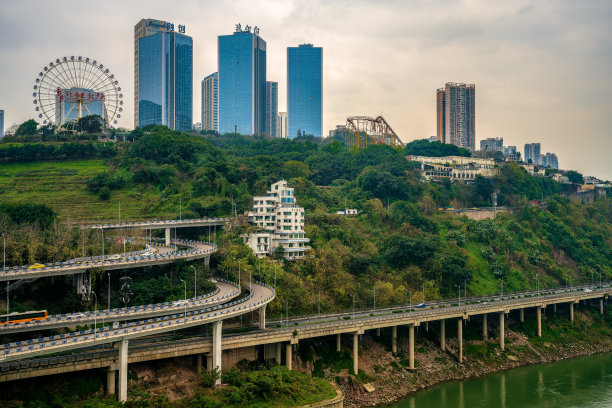 阴天重庆滨江城市的现代建筑和立交桥图片下载