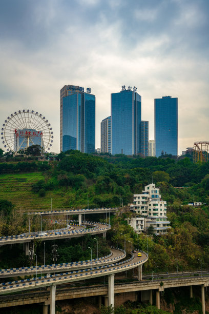 阴天重庆滨江城市的现代建筑和立交桥图片下载