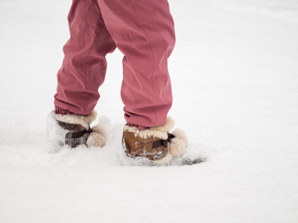雪地上的小女孩图片下载