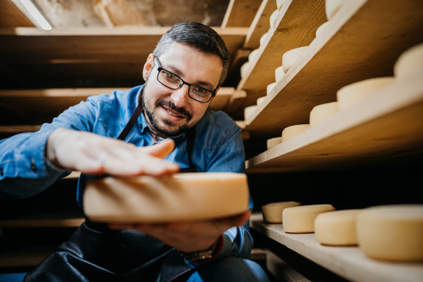 地窖里的奶酪制造者图片下载